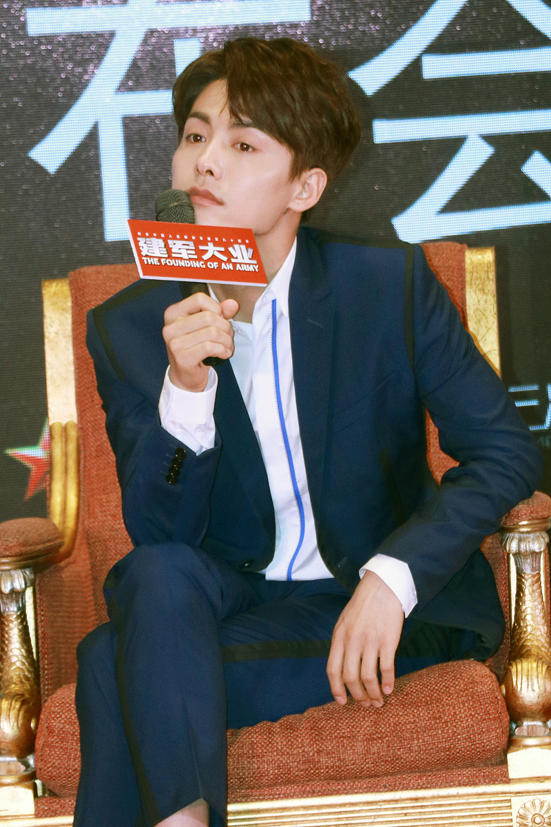 "火华社长"刘烨与"鲜肉"马天宇穿西服同台比帅 马天宇爆料刘烨爱捏自