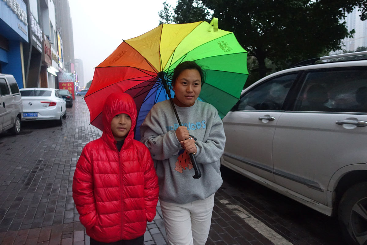 雨天里的温暖故事：助人为乐的快乐