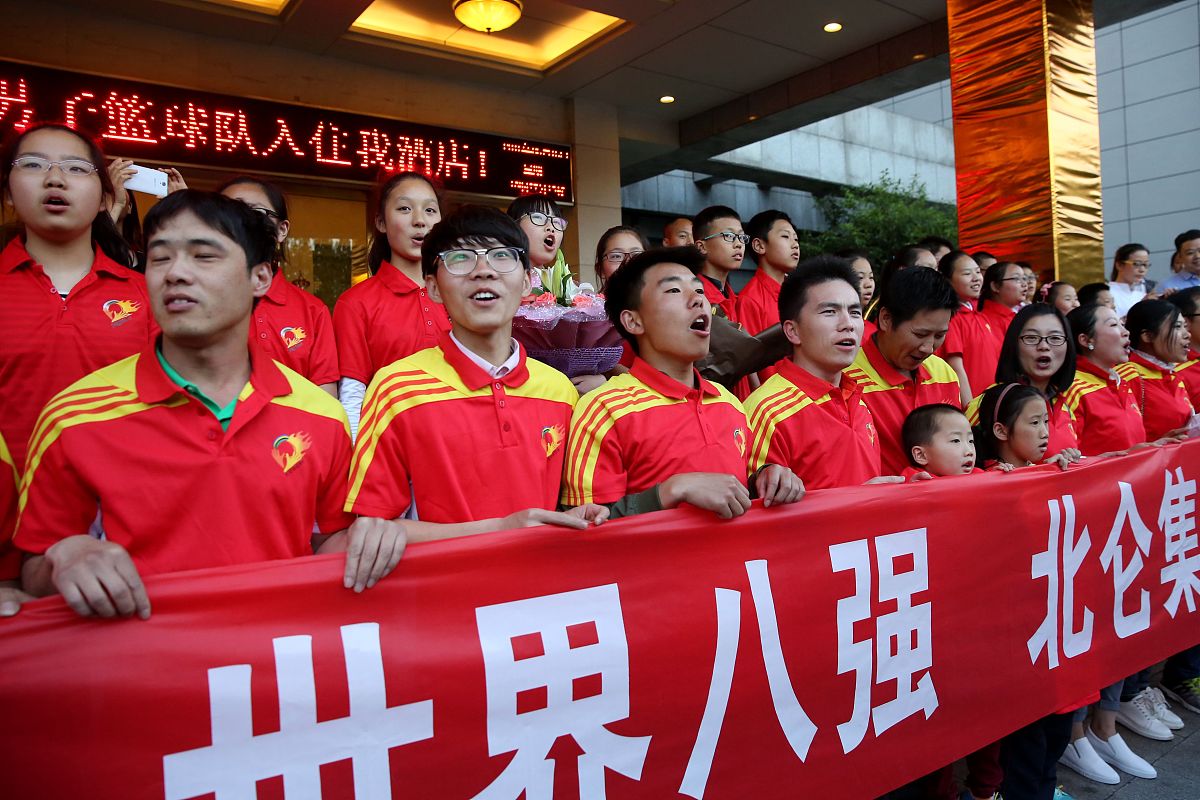 7月27日下午VAL法律志愿服务团成员结合专业特长举行模拟法庭活动让孩子们参与庭审流程零距离感受法庭的庄严与法律的神圣。本次庭审志愿者围绕英雄烈士名誉保护主题选取典型案例结合《中华人民共和国英雄烈士保护法》以案释法。春风化雨润物无声志愿者们将红色文化的种子播撒于孩子的心田引导孩子们自觉维护英烈名誉积极传扬民族精神。请将这段话加以修改要求为不带主观色彩的新闻报道