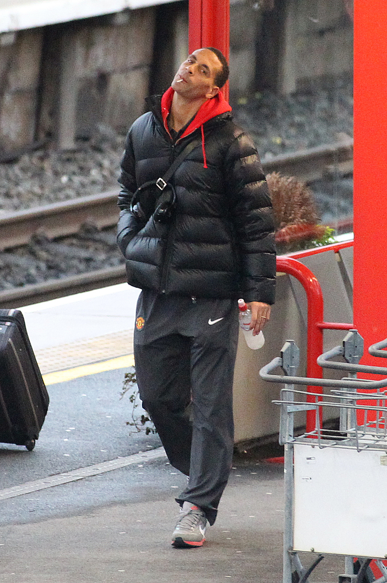 2011年1月15日,曼彻斯特,曼联众星乘火车外出参赛.***_***manchester 