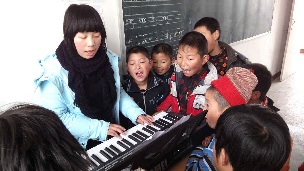 1.绝大多数高中生在课余生活中都喜欢用音乐来充实自己。他们喜欢上音乐课，但更多是喜欢不一样的音乐课，比如除了教材之外的音乐，顺应社会时代潮流的流行音乐。音乐可以使学生们放松心情，陶冶情操，做生活的调味剂。通过音乐释放自己压抑的情绪，和学业上的压力。作为适应现社会的需求，学习好音乐，以音乐成绩走向未来的大学、未来的工作。