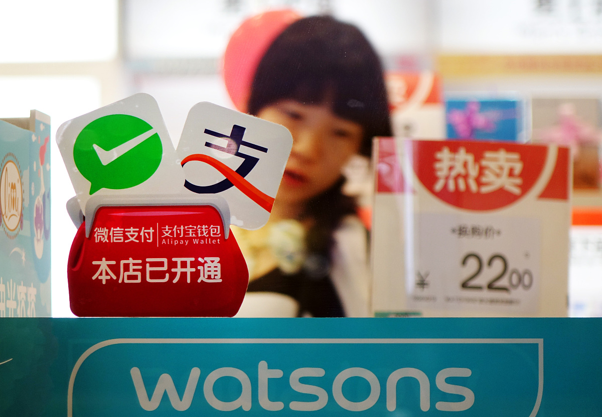 ***_***2015年10月06日,郑州一家屈臣氏门店张贴的支持支付宝支付和微