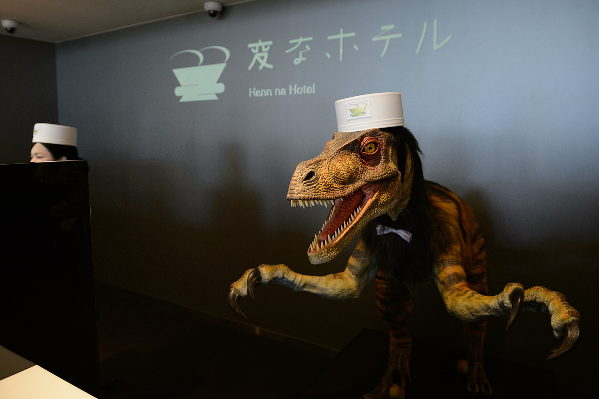 当地时间2015年7月15日,日本佐世保,恐龙机器人代替人类雇员进行旅客