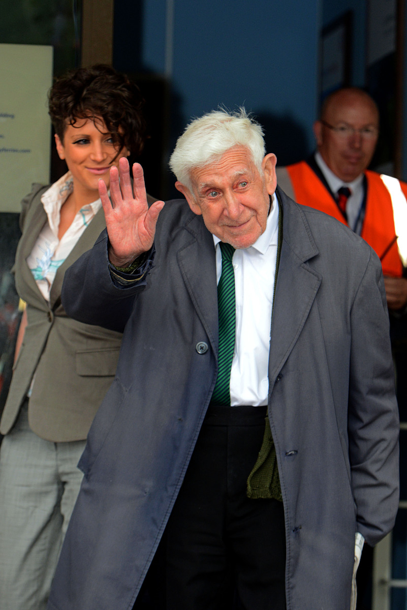 英国二战退役军人乔登(bernard jordan)从法国返回英国朴茨茅斯资料图