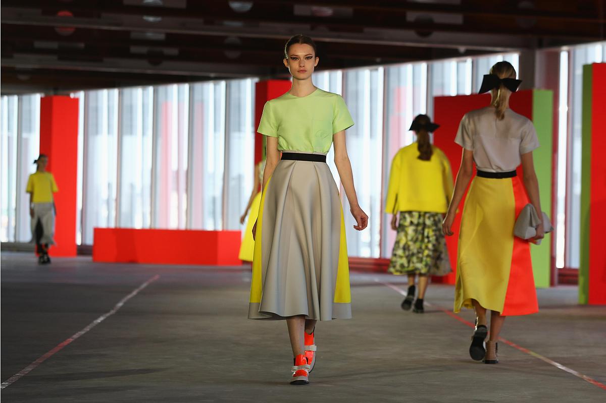 如何用亮色点缀你的衣橱：时尚色彩搭配指南