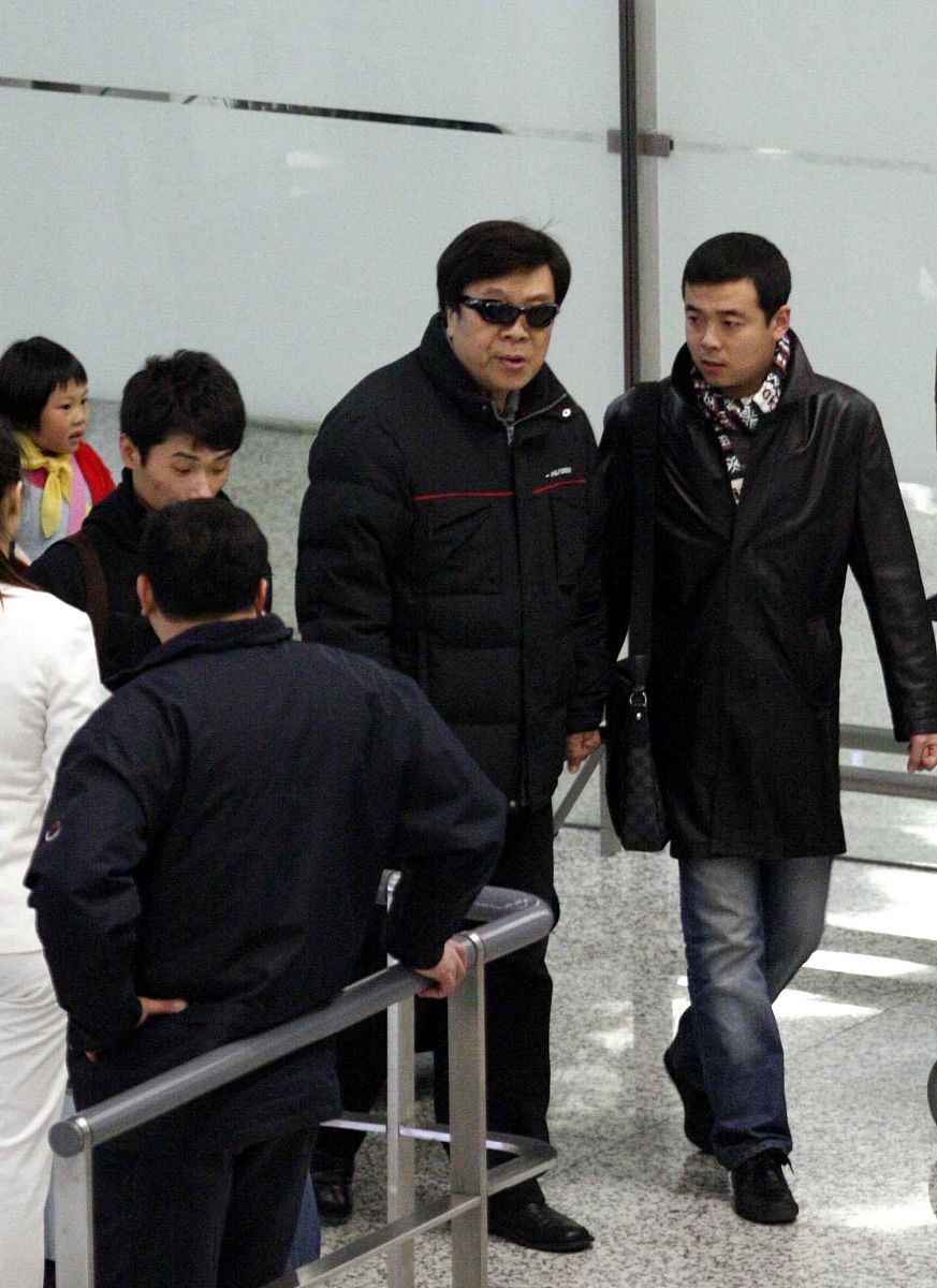 2011年2月25日讯,上海,赵忠祥近日现身机场.+++_+++赵忠祥,狗仔,内地