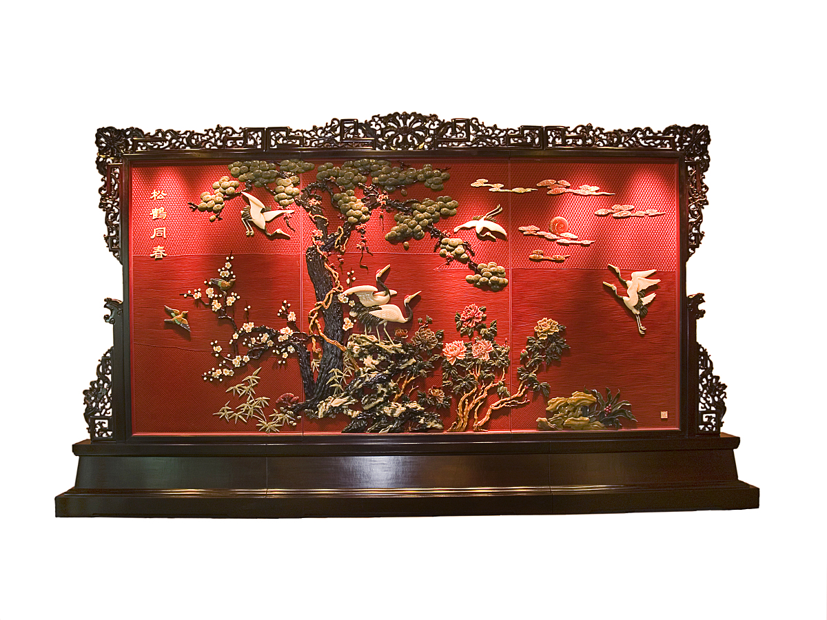 2006年5月28日,江苏,扬州漆器馆藏精品-雕漆嵌玉地屏《松鹤同春》.(单