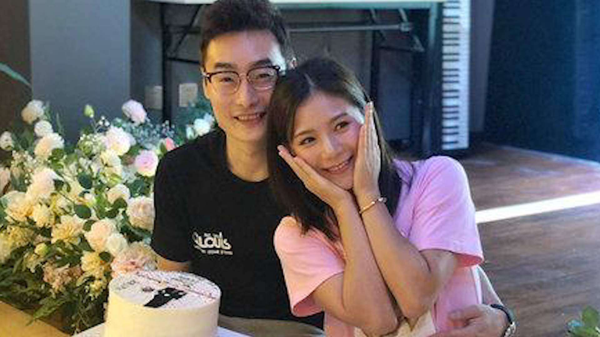 跳水皇后何姿结婚两周年 两人手捧蛋糕萌娃入镜