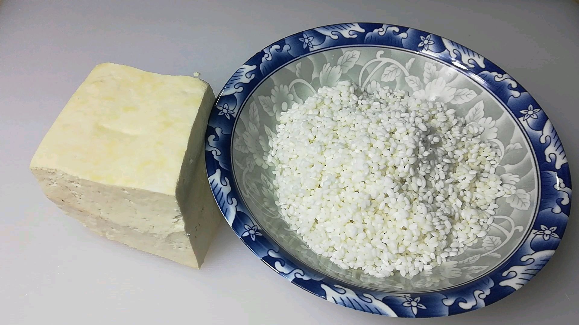 豆腐营养价值极高,搭配一碗糯米,秘制一做,鲜香美味,吃着过瘾
