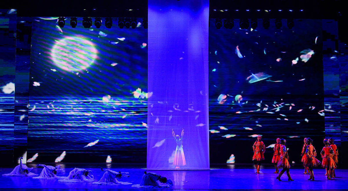 舞美设计在黑白天鹅舞蹈段中的表现效果