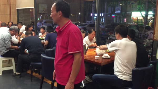 到河南开封,怎能不吃老字号灌汤包呢?