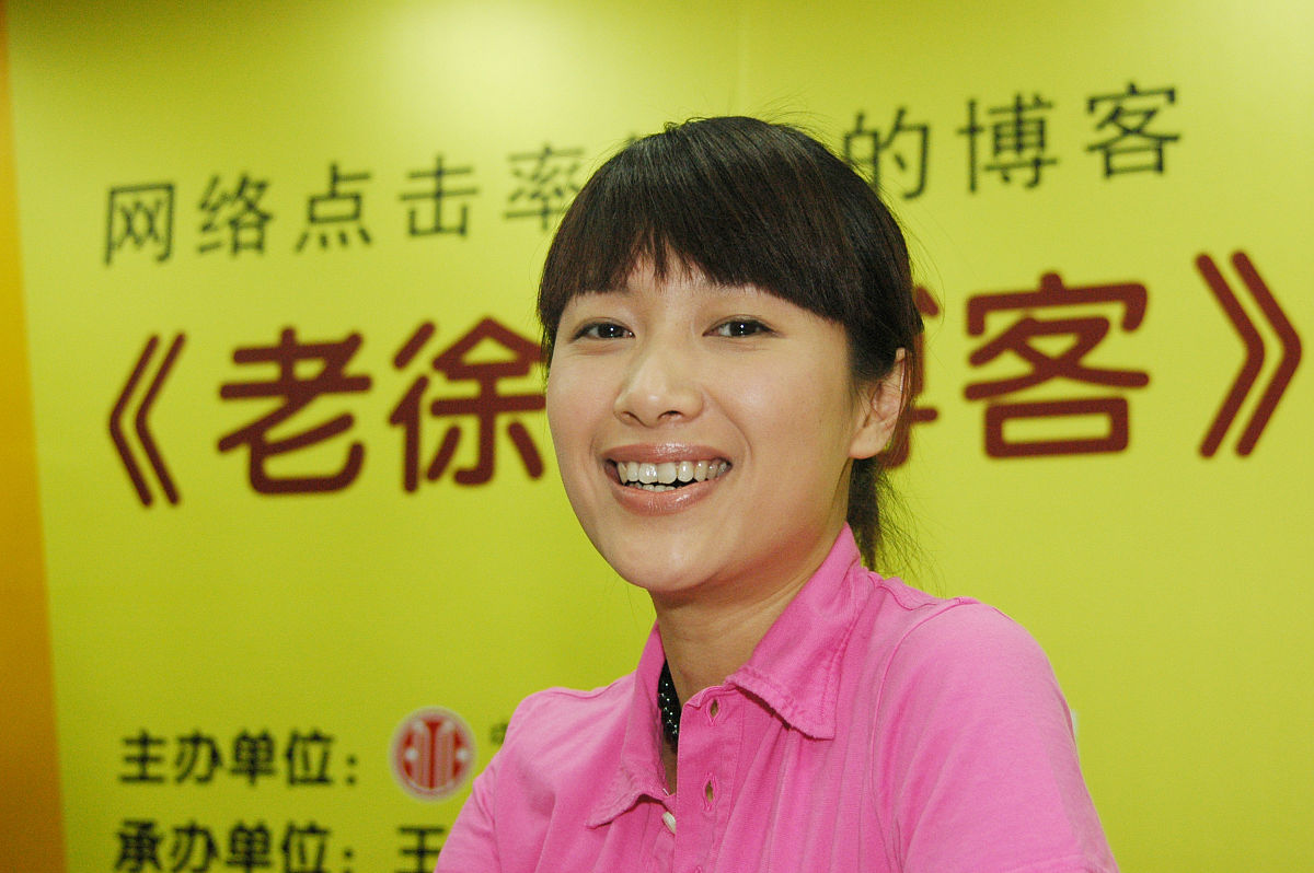 2006年4月11日,徐静蕾的新书《老徐的博客》在北京举办签名会+++_+++