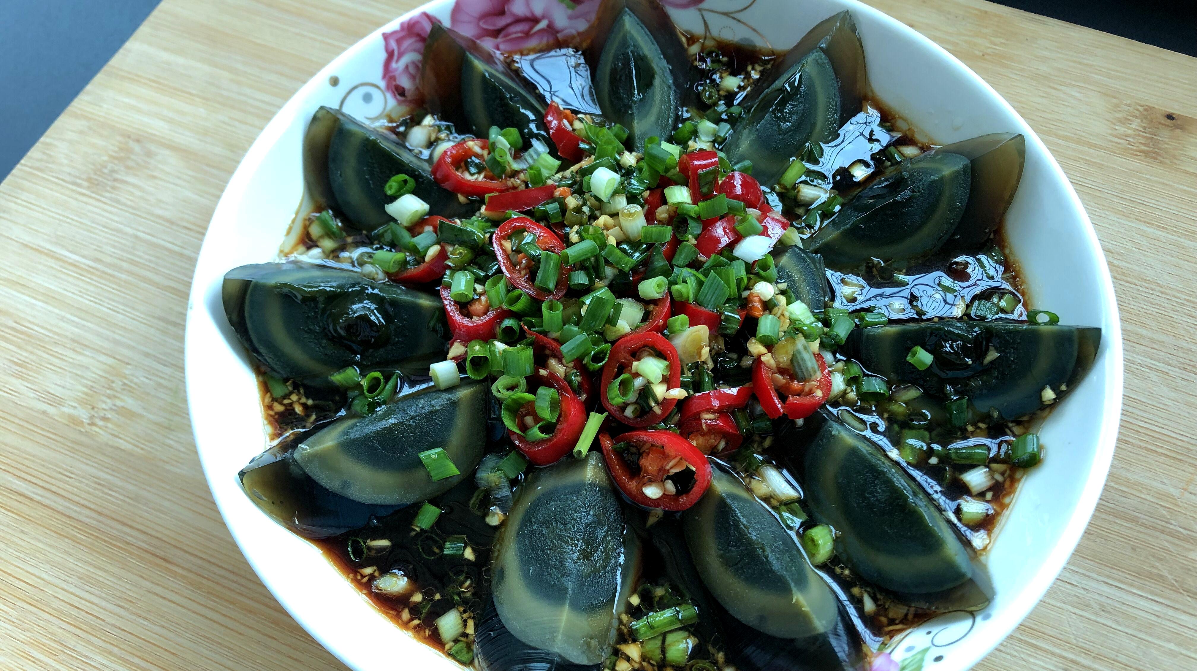 凉拌皮蛋,酱汁这样调才最美味,用料特别简单,吃起来非常爽口