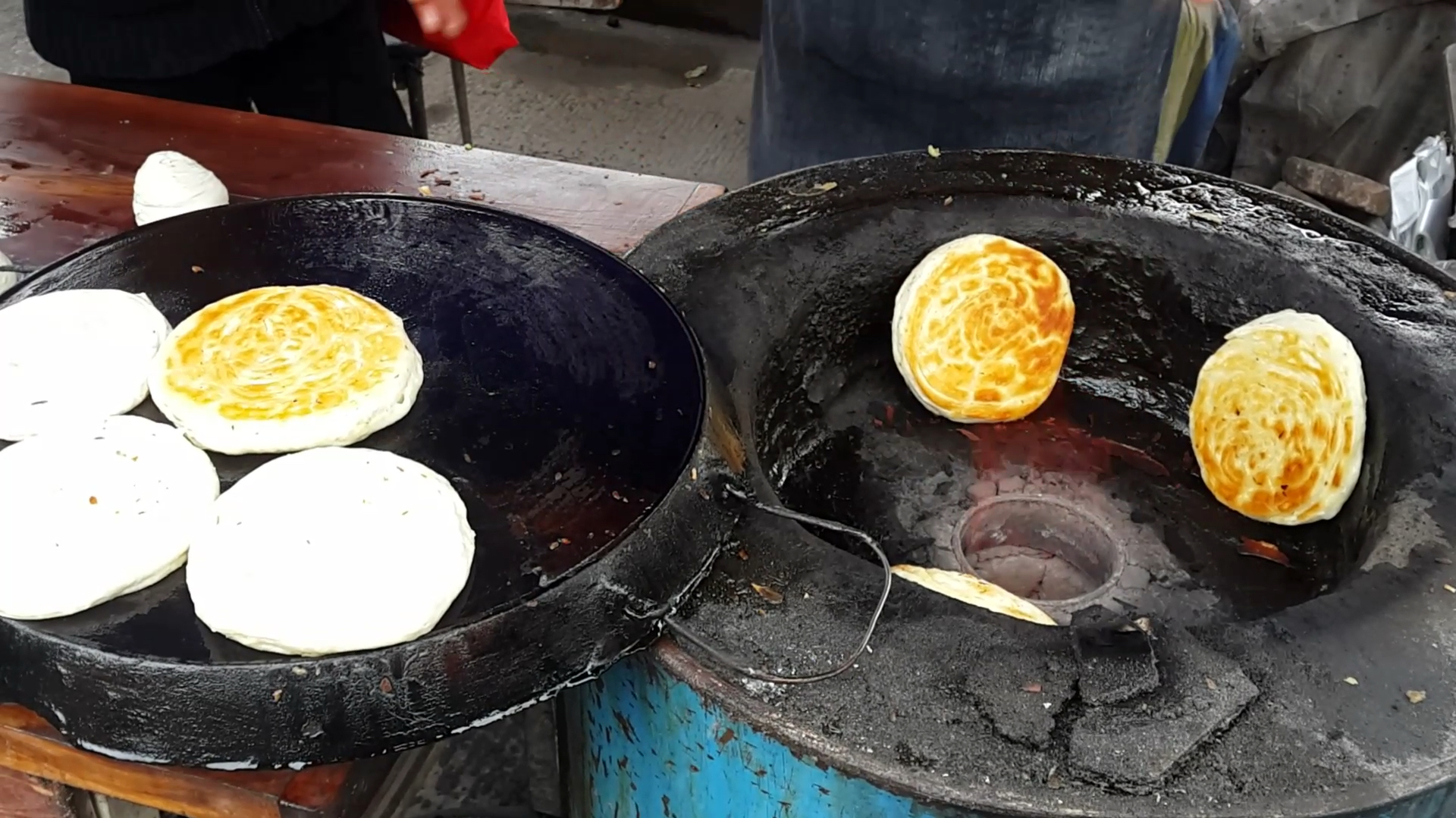 焦黄酥脆的陕北子长煎饼油旋确实好吃,学会做了能挣钱