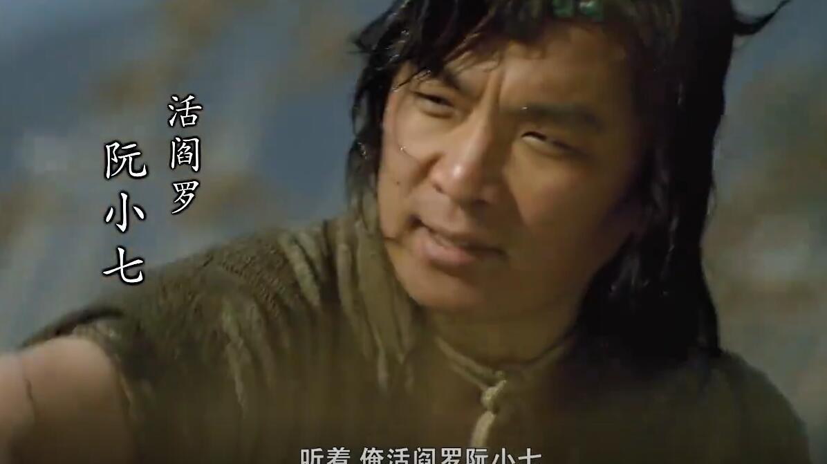 新版水浒传:打鱼兄在船上遭遇到偷袭,千钧一发之际,小七救了他