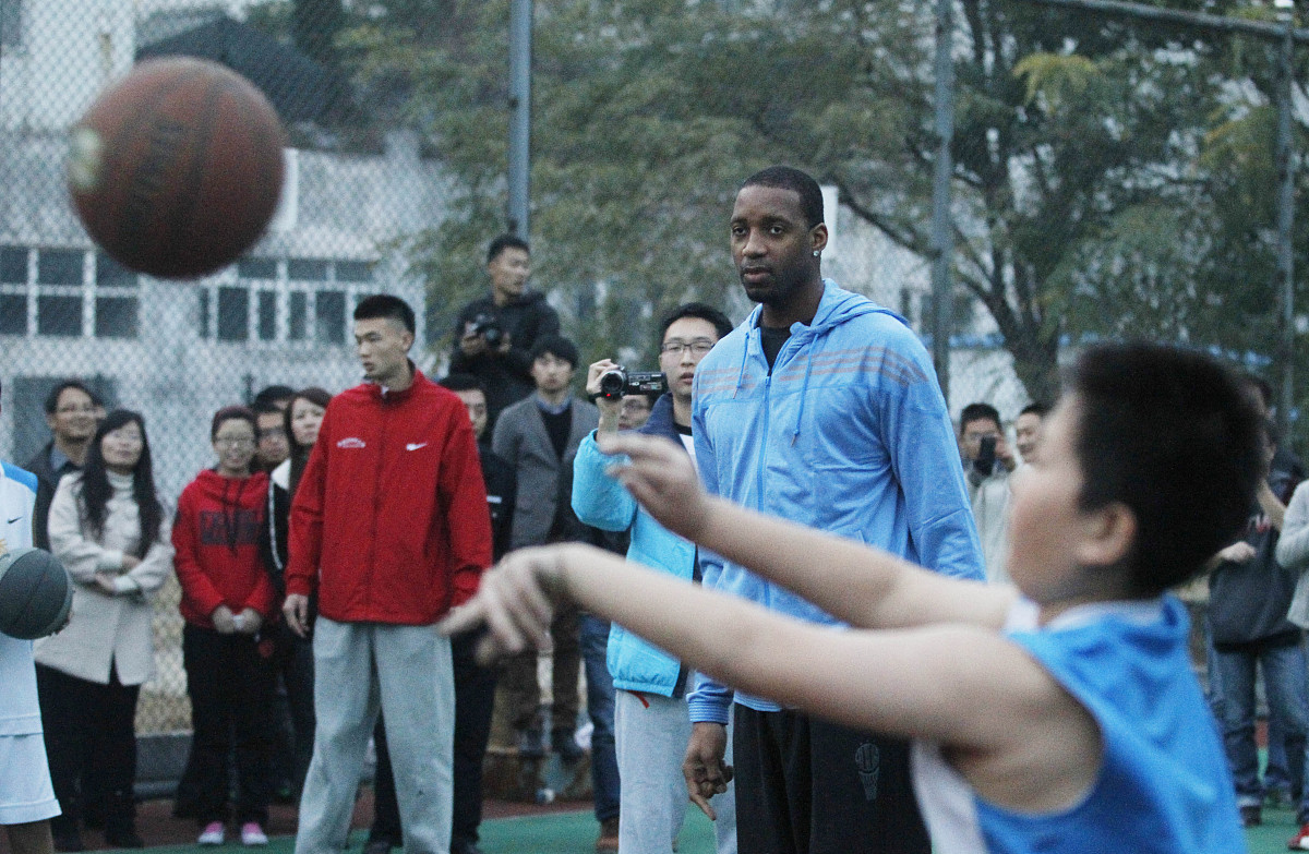 2012年11月7日,麦蒂那来到青岛半岛都市报社,与这里的小篮球选手一起