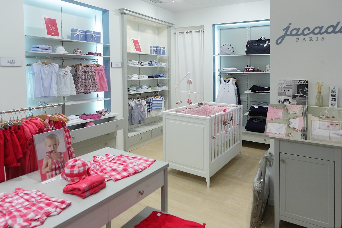 描述一款男童套装上衣恐龙圆领印花短袖短裤是牛仔印花短裤