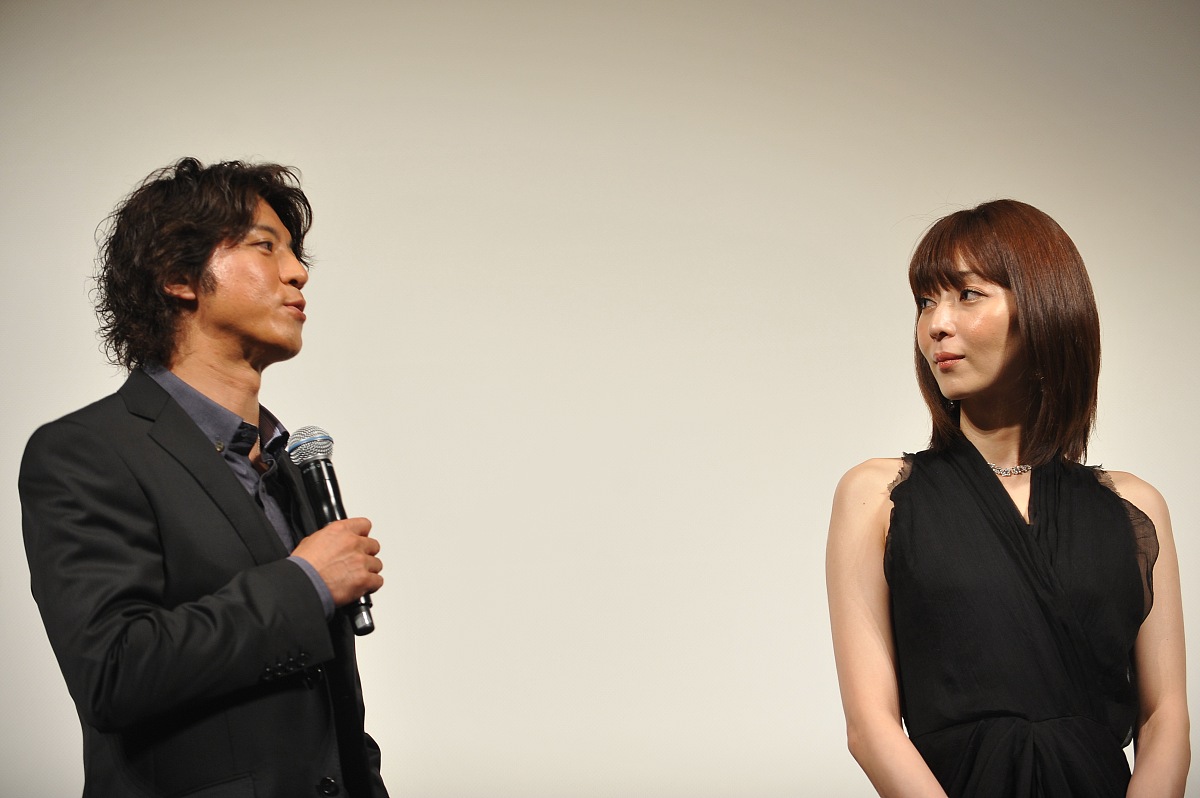 2010年7月25日,东京,电影《蛮幽鬼》试映会.***_***上川隆也和稻森泉+