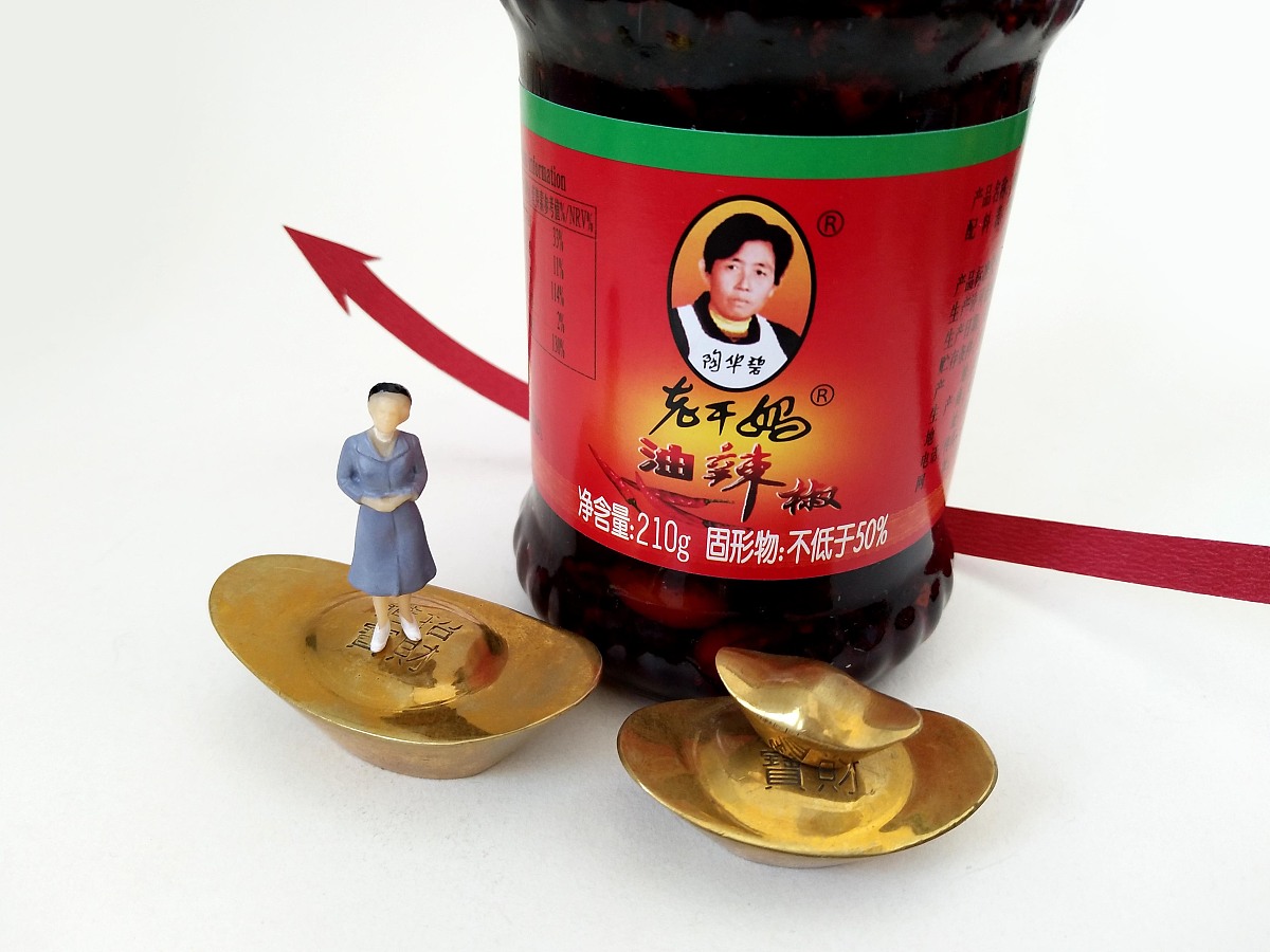 ***_***老干妈(陶华碧)牌油制辣椒是贵州地区传统风味食品之一.几十年