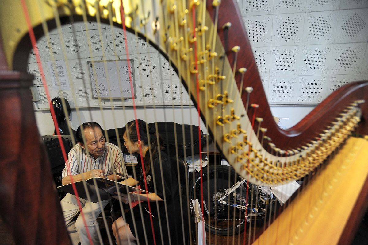 亲爱的领导：2022年的第三季度已经过去了我作为一名有志于加入中国共产党的大学生预备党员我认真思考反思了自己在这段时间内的学习、工作和生活特此向您汇报。在思想上我深刻认识到了自己要成为一个合格的共产党员必须要有坚定的理想信念要始终坚持马克思主义、列宁主义、毛泽东思想、邓小平理论和三个代表重要思想的指导下深入学习党的路线、方针、政策和决策不断提高自己的政治水平和思想觉悟。我在这段时间内认真学习了《习