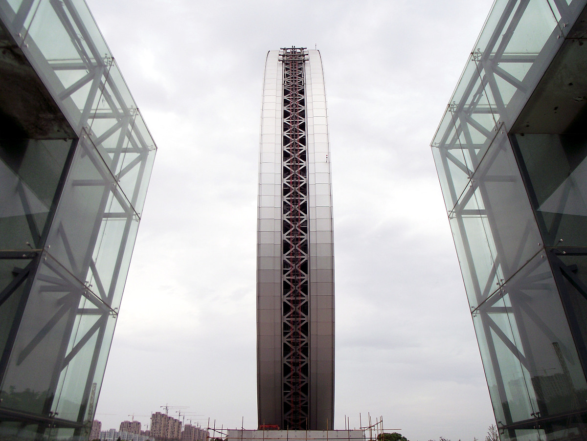 ***_***2013年8月4日,江苏常州,<strong>世界最</strong>大无辐式摩天轮雄姿.