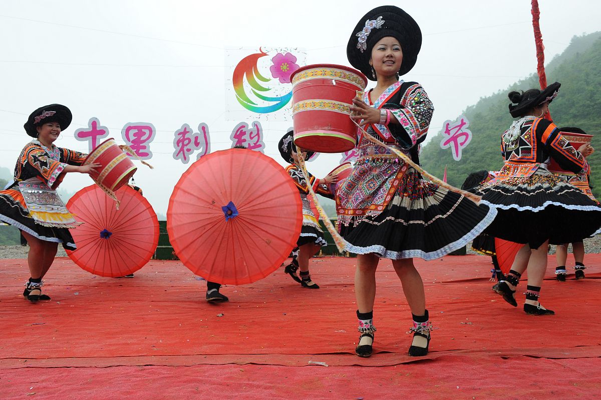 2009年5月29日,苗族青年载歌载舞欢度龙里刺梨花节开幕.+++_+++贵州,