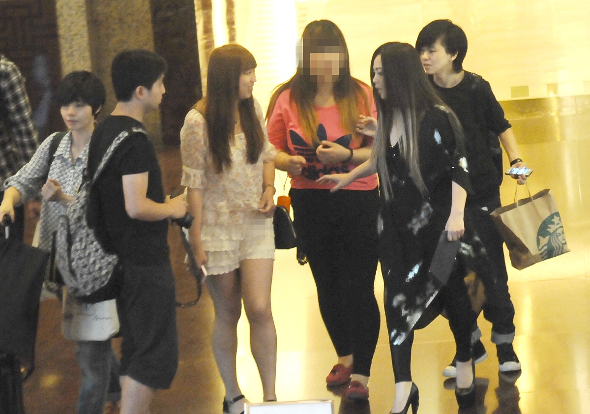 真实的法制类文章网络媒体报导过引起网友热议女大学生白天上学晚上夜店陪酒内容要让人感觉很震惊