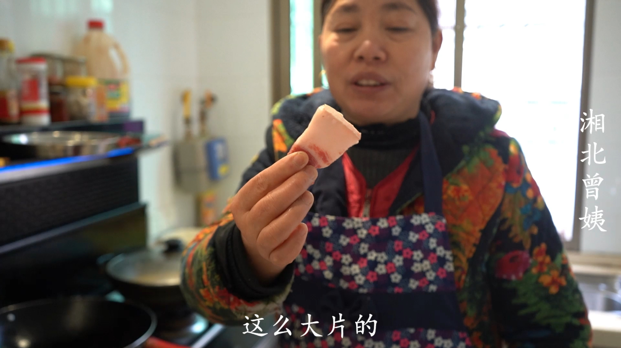 农村阿姨炒了一锅香干回锅肉,一口一块肉,米饭嗦嗦吃,真带劲