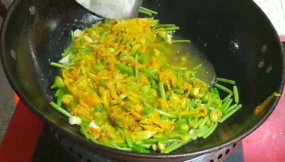 南瓜花最简单的做法,只需一点油和盐鸡精,营养爽口太香了