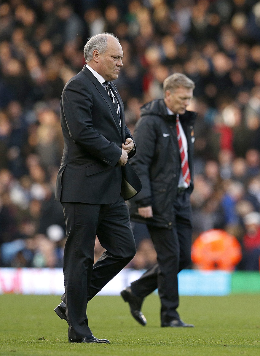 They left Japan last month这句话为什么使用left而不用leave？可以换成leave吗请用中文回复我