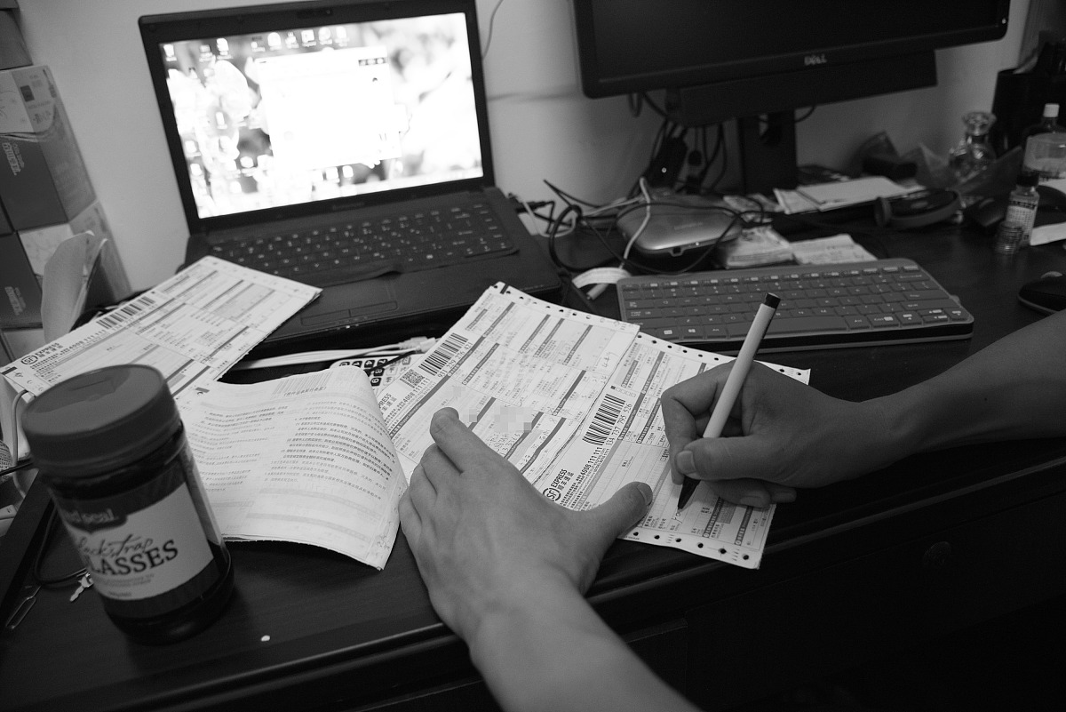 2015年5月6日,阿凌就职于深圳一家半事业性质的单位,利用业余时间往返