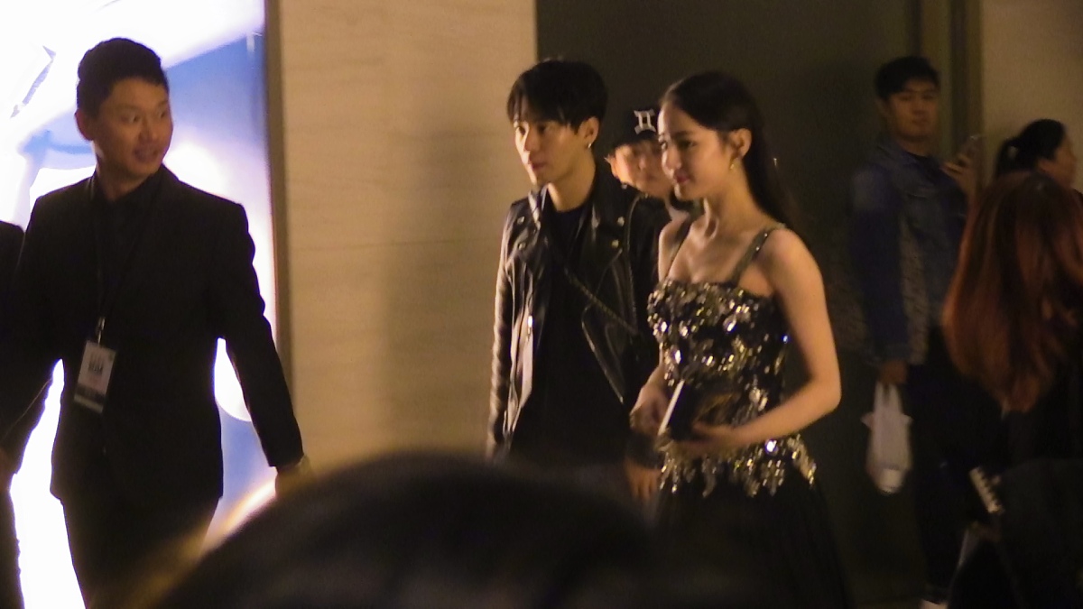 写一篇以冯宇为背景的性别为女孩爱好抽烟长的丑的爱情故事