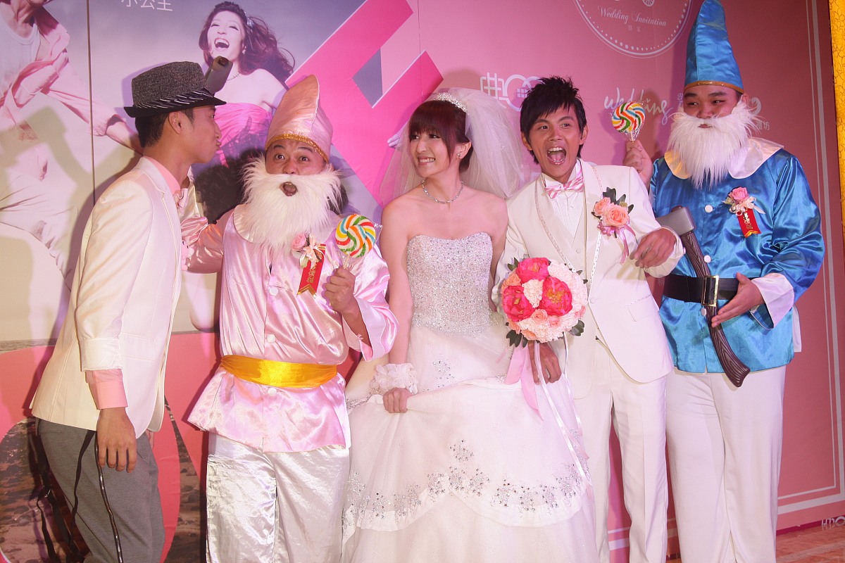 2011年11月7日,台北,搞笑团体"浩角翔起"阿翔和老婆"小公主"在台北内