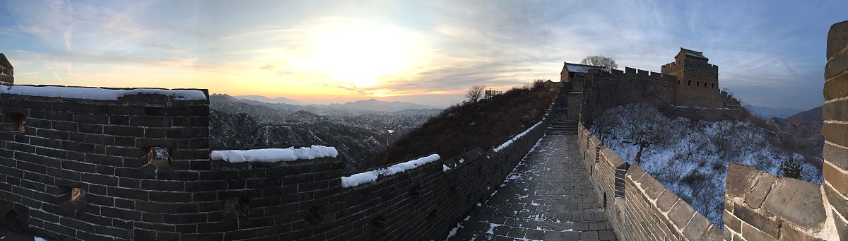 2019年12月21日,傍晚时分,河北省承德市滦平县金山岭长城,出现壮美晚