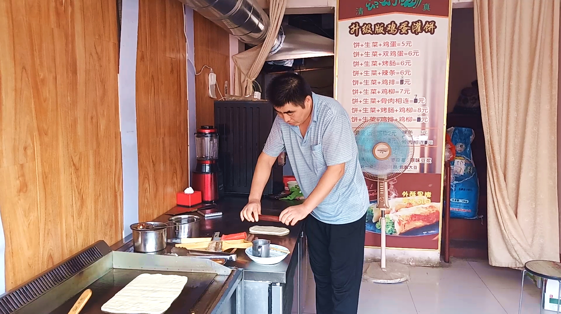 开个鸡蛋灌饼小店需要多少钱?生意怎么样?挣钱吗?听老板咋说