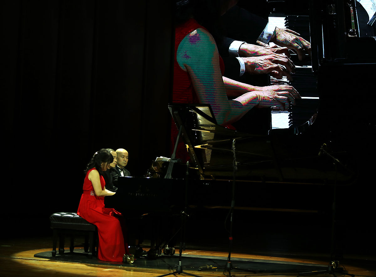 用C语言输入圆的半径求圆的面积和周长。