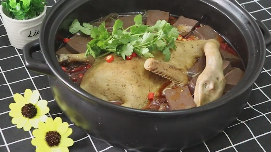 教你做一道适合冬天吃的鸭肉煲,配上粉条,让你吃了还想吃