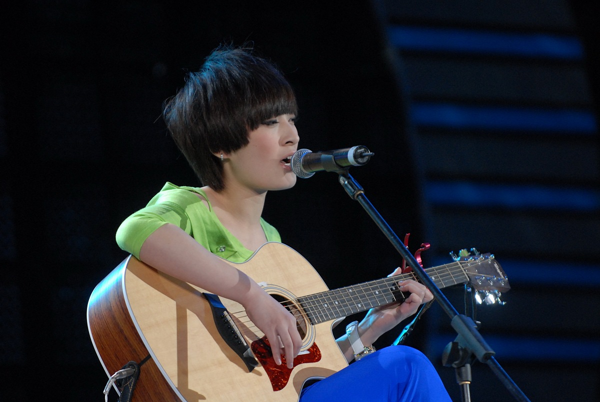 2009年12月19日,广州,快乐女生前十名在广州举行演唱会.***_***曾轶可