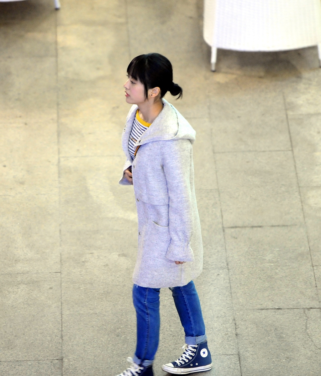 撰写一篇秋天卫衣穿搭的文案以描述服饰细节为主题服饰类型：新潮森系简约风立领防水外套、纯棉撞色翻领长袖POLO衫、撞色和白色拼接的甜酷率性风棒球服外套