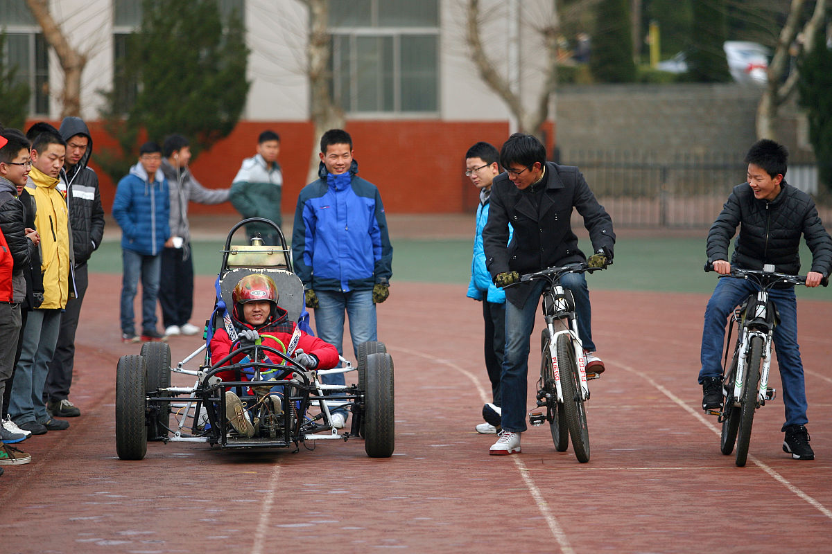 2014年12月11日,在山东烟台鲁东大学,造车团队正在准备试跑.
