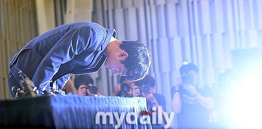 2016年9月25日,韩国首尔,歌手郑俊英举行新闻发布会. 郑俊英
