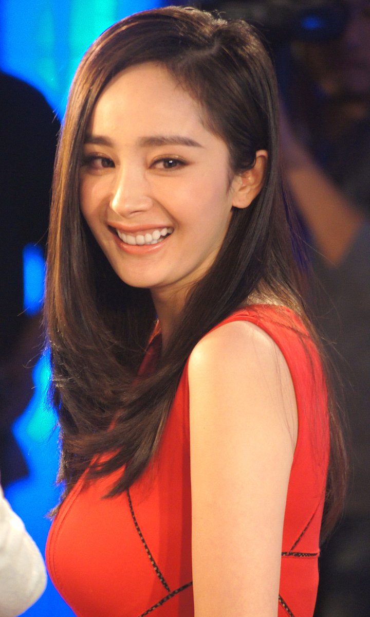 2014年12月22日,上海,杨幂出席某活动.***_***杨幂