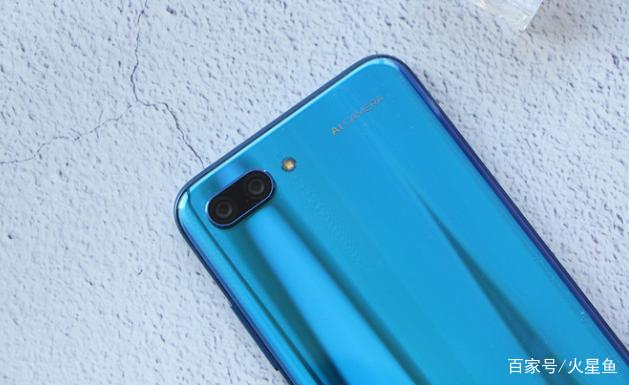 或者是花粉玩游戏的最佳手机,华为荣耀10 G