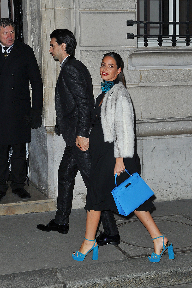 山姆是一个大二的学生明天是他女朋友的生日 后天他要参加期末考试今晚他的室友邀请他 参加外面的聚会。他的钱和时间都快用完了。萨 姆该怎么办？