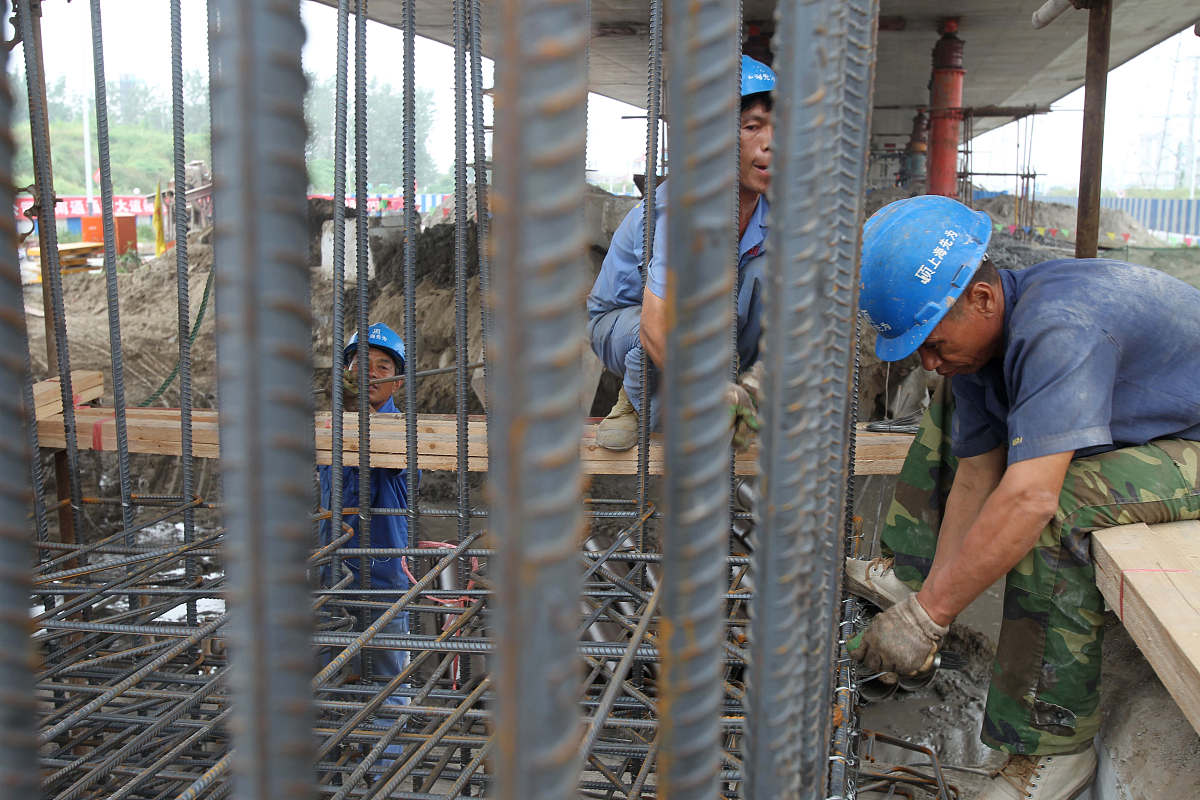 1 缴费意识不强。建筑工人多为农民工往往对社会保障的重要性缺乏足够的认识和了解。同时由于工作不稳定社保缴费也不稳定缴费意愿往往不够强烈。2 缴费难度较大。建筑工人的工作性质决定了他们经常需要流动性强的工作如在不同城市之间工作这就导致了社保缴费的困难。同时建筑工人往往没有稳定的收入来源会遇到缴费困难的情况。3 缴费标准不合理。现行的社保缴费标准是根据工资水平来计算的但是建筑工人的收入水平往往比较低这