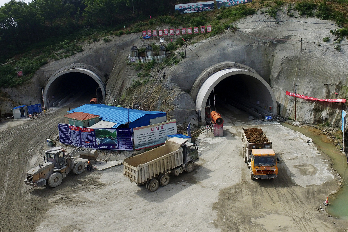 城市隧道养护规划：年度目标、措施及实施方案 - 保障交通安全