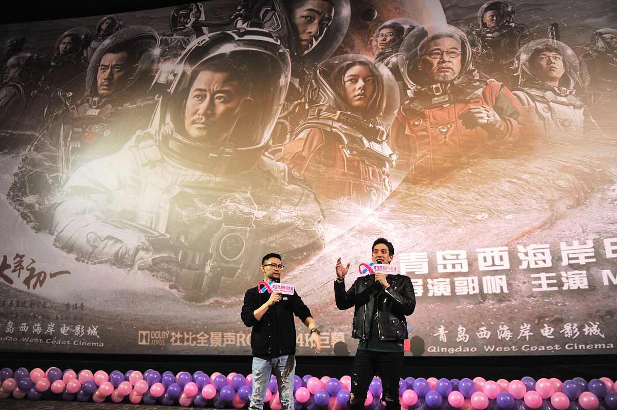 《流浪地球》镜头运用：灾难巨作的视觉盛宴