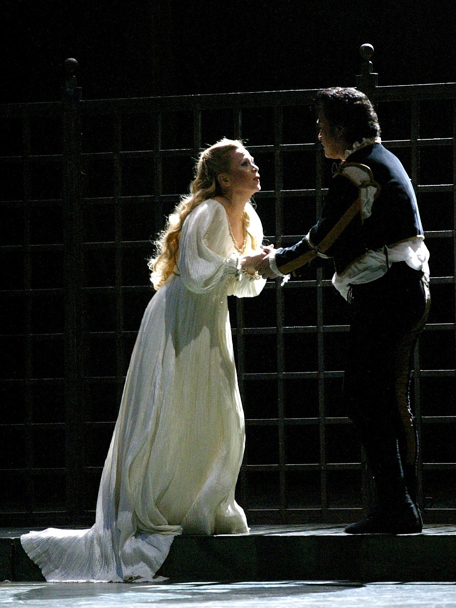 将罗密欧与朱丽叶的爱情故事改编一下1000字修改原著中的悲剧情节人物名称也要修改增添一下有趣的内容再进行几次反转最后结局令人惊讶