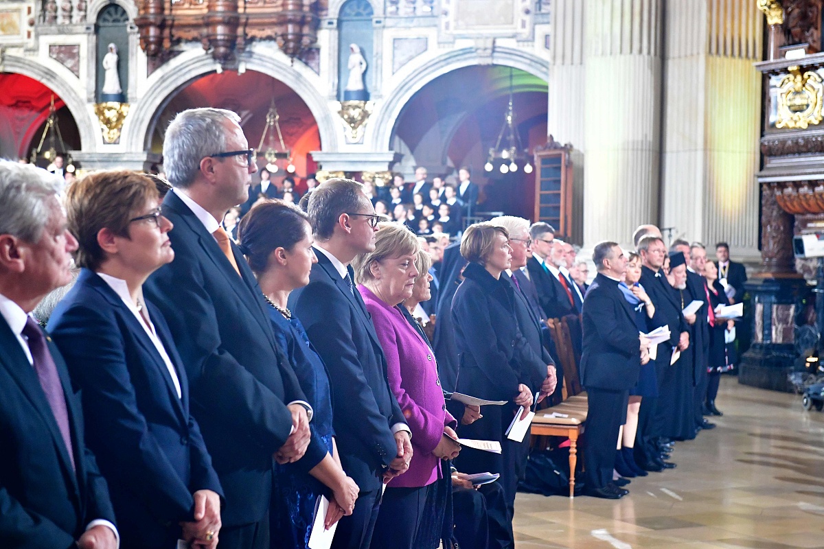 能为我详细介绍线性代数中默克尔法则是如何使用的嘛