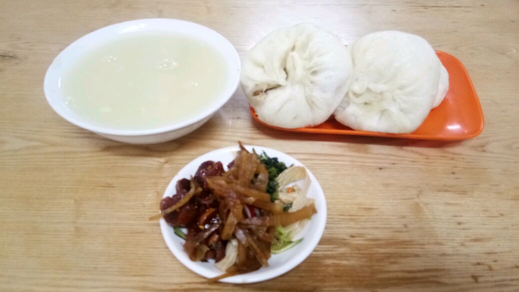 东北营口吃最后一顿早饭,四个包子一碗粥,吃完暖和多了